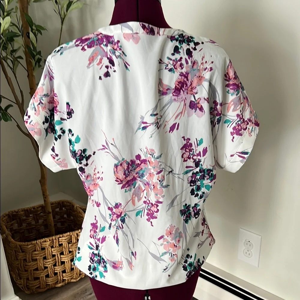 Women’s size medium relaxed blouse with v-neck cuffed sleeves and notched collar - Picture 3 of 4